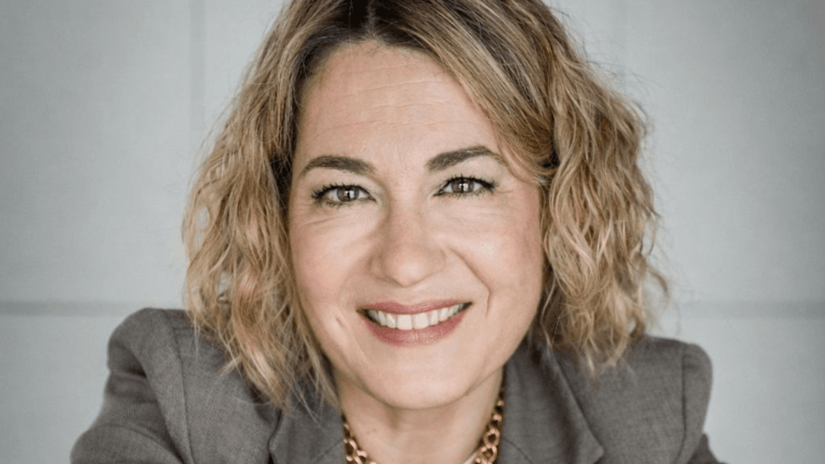 MJ Vacas columnista a VIA Empresa - El preu de la invisibilitat: quant et costa que la IA no et vegi?